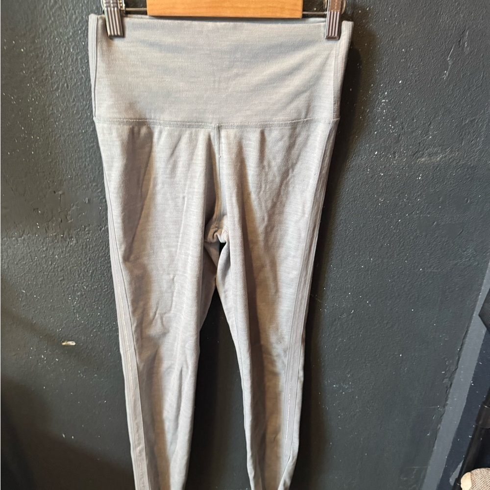 Nike‎ Dri-FIT Light Gray Leggings with Rose Gold Stitch Size Small